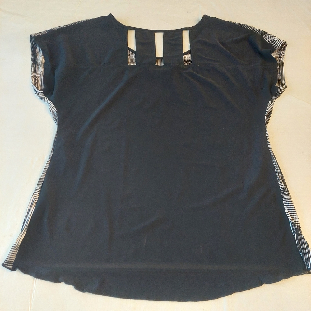 Dressbarn Black White Chevron Pattern Blouse Open Back Business Casual Size PM - Picture 9 of 10